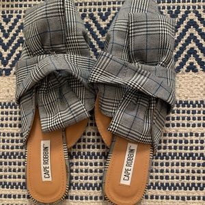 cape robbin size 7.5 shoes. Comfortable and perfect for an event!